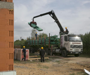 Prace prowadzone z działki sąsiada. Kiedy da się wejść na jego teren? 