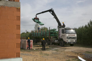 Prace prowadzone z działki sąsiada. Prawnik wyjaśnia, kiedy możemy wejść na działkę sąsiada