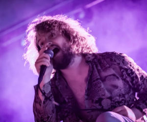 Skrupulatnie wyreżyserowany groteskowy spektakl okraszony nutą surrealizmu – Avatar zawładną Warszawą [RELACJA]