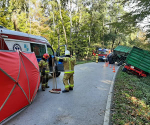 Pod Bochnią ciągnik zderzył się z busem przewożącym niepełnosprawnych. Nie żyje jedna osoba