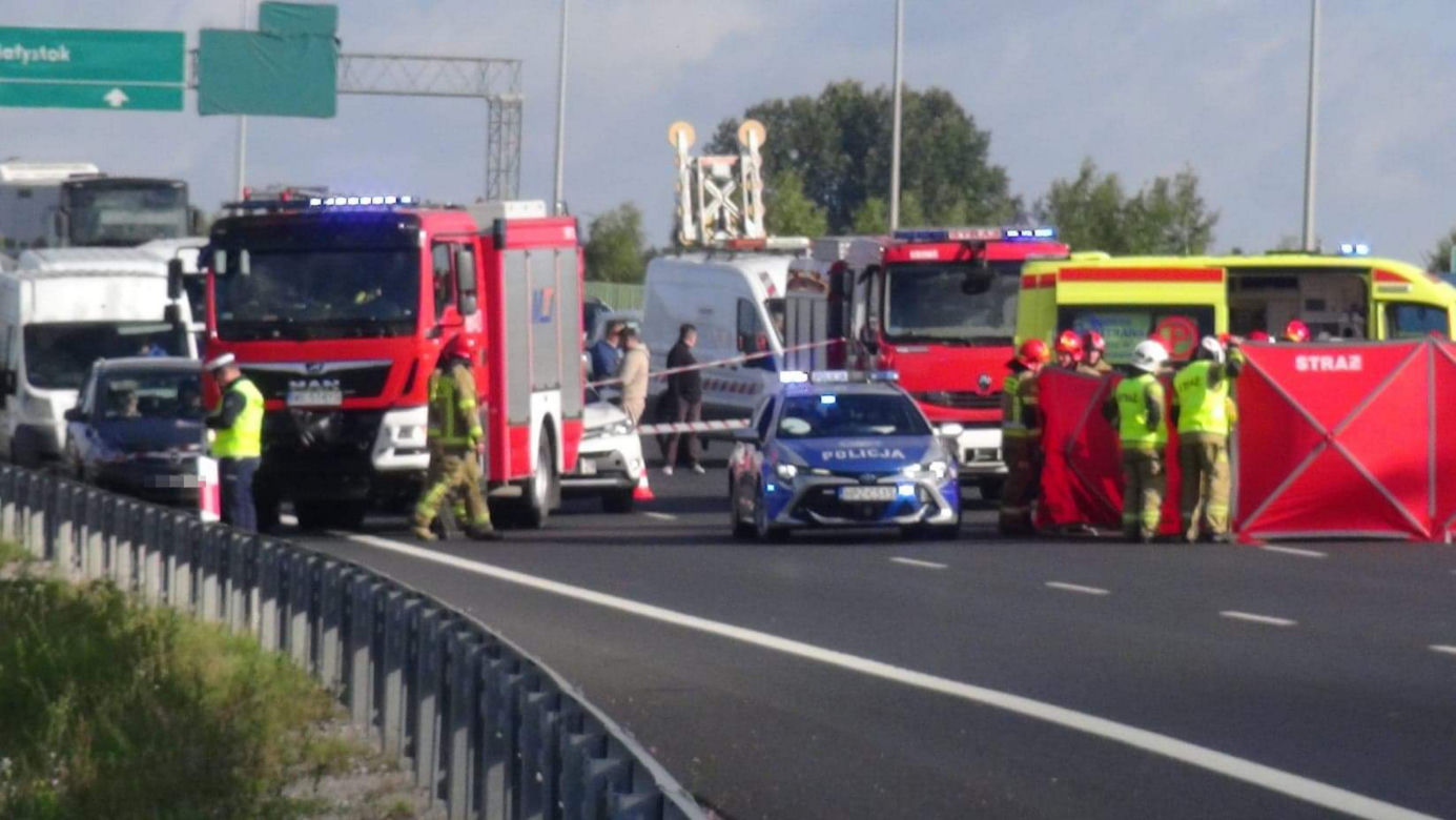 Tragiczny wypadek na S8 pod Wołominem. Motocyklista huknął w bariery, nie żyje