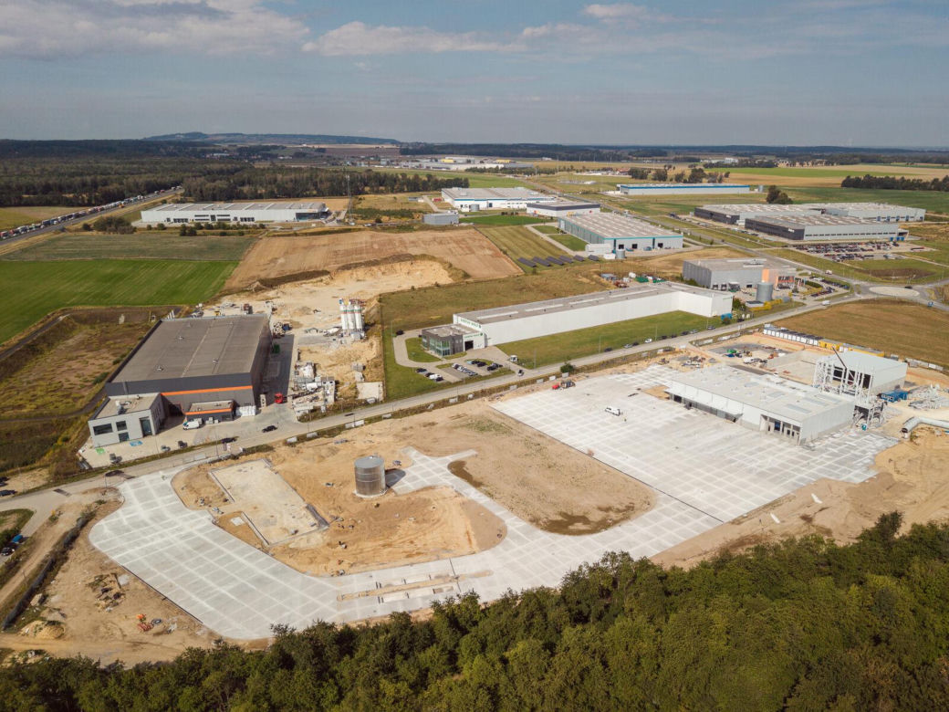 Nowa fabryka za 100 mln zł powstaje pod Opolem. Jej 63-metrowa wieża zdominuje krajobraz