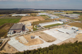 Nowa fabryka za 100 mln zł powstaje pod Opolem. Jej 63-metrowa wieża zdominuje krajobraz