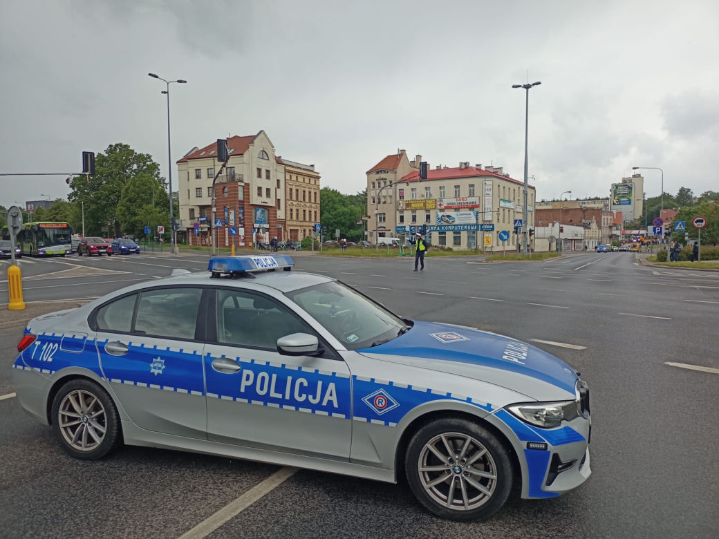 Kortowiada 2022. Parada studentów w strugach deszczu