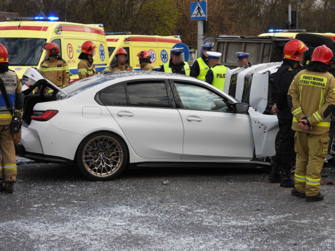 Wypadek w Markach. Autobus zderzył się z osobówką. Jest wielu rannych!