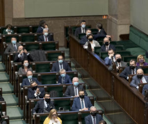 Kaczyński ogląda na tablecie oprawę Legii