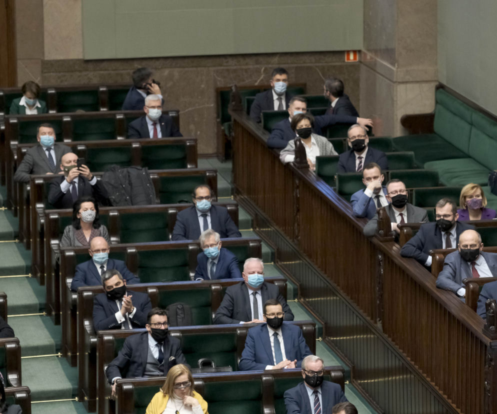 Kaczyński ogląda na tablecie oprawę Legii
