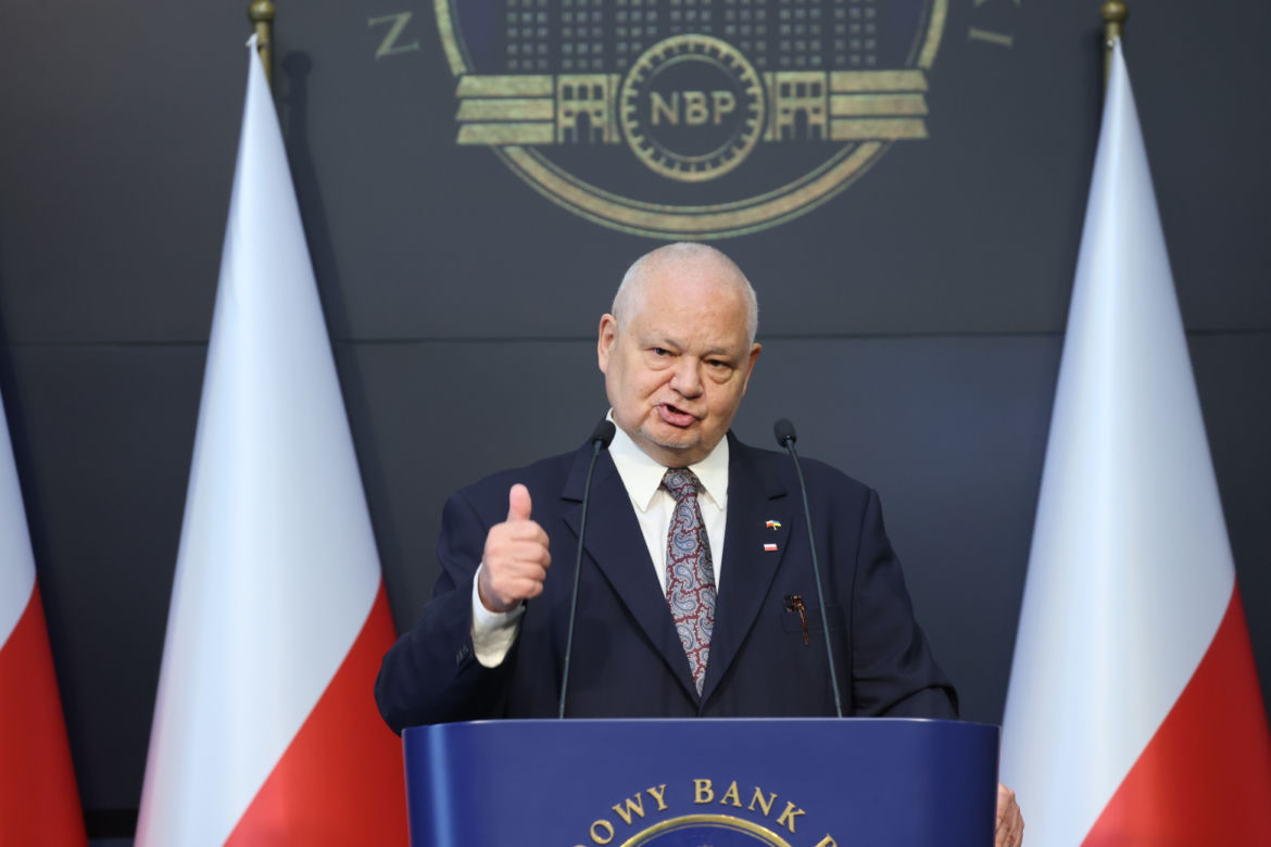 Podwyżka stóp procentowych. Glapiński tłumaczy kiedy to się skończy. Zobacz jego miny
