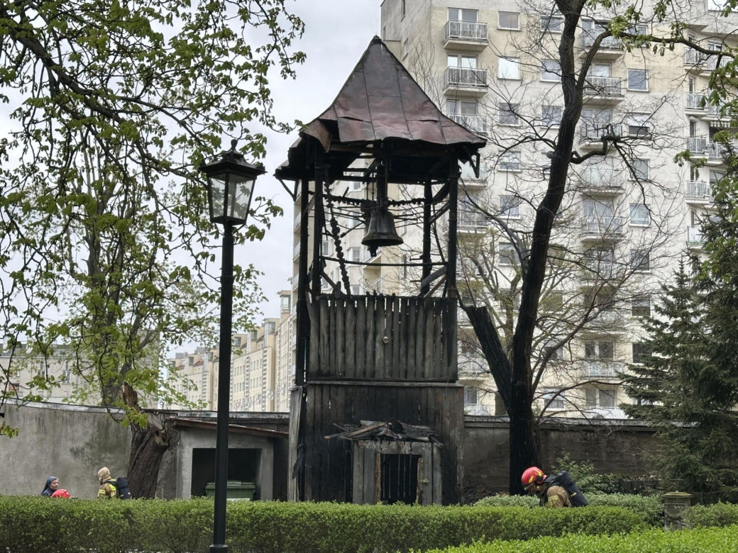 Ktoś podpalił zabytkową drewnianą mającą 208 lat dzwonnicę