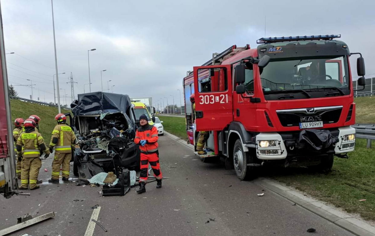 Citroen wbił się w tira. Ranny 28-latek i 5-latka