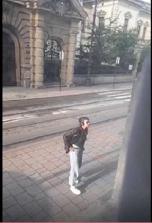 Atak na tle narodowościowym w Krakowie! Policja publikuje wizerunek sprawczyni i apeluje o pomoc