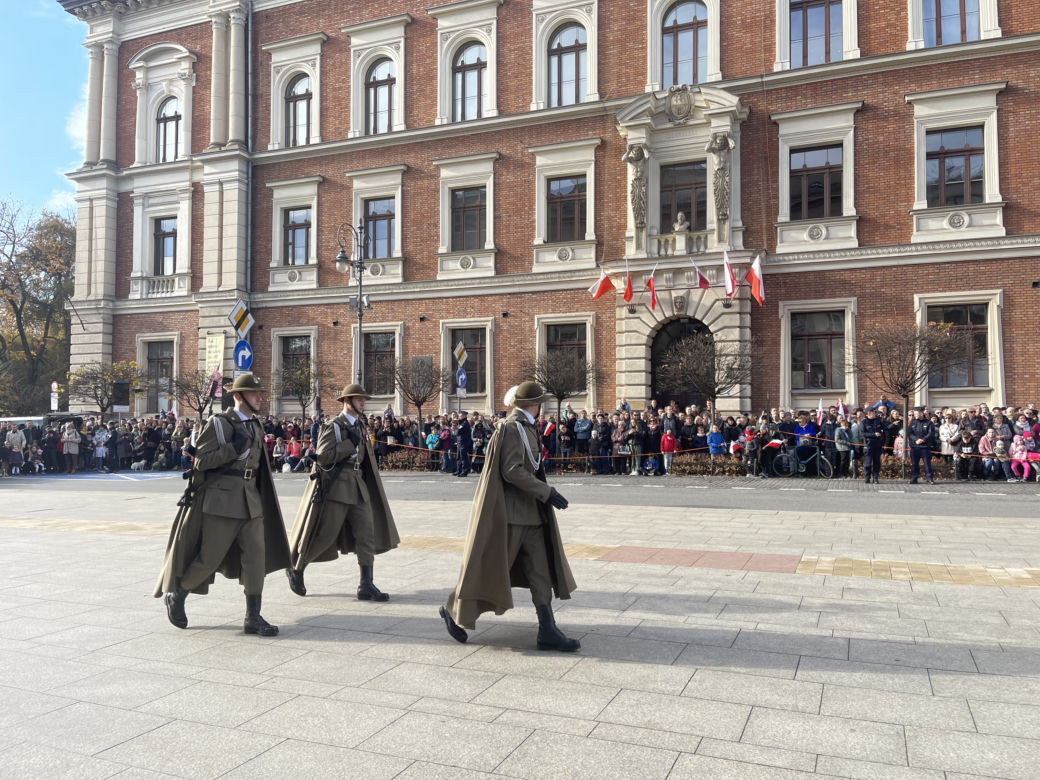 Tak Kraków świętował 104. lata niepodległości. Tłumy na ulicach miasta