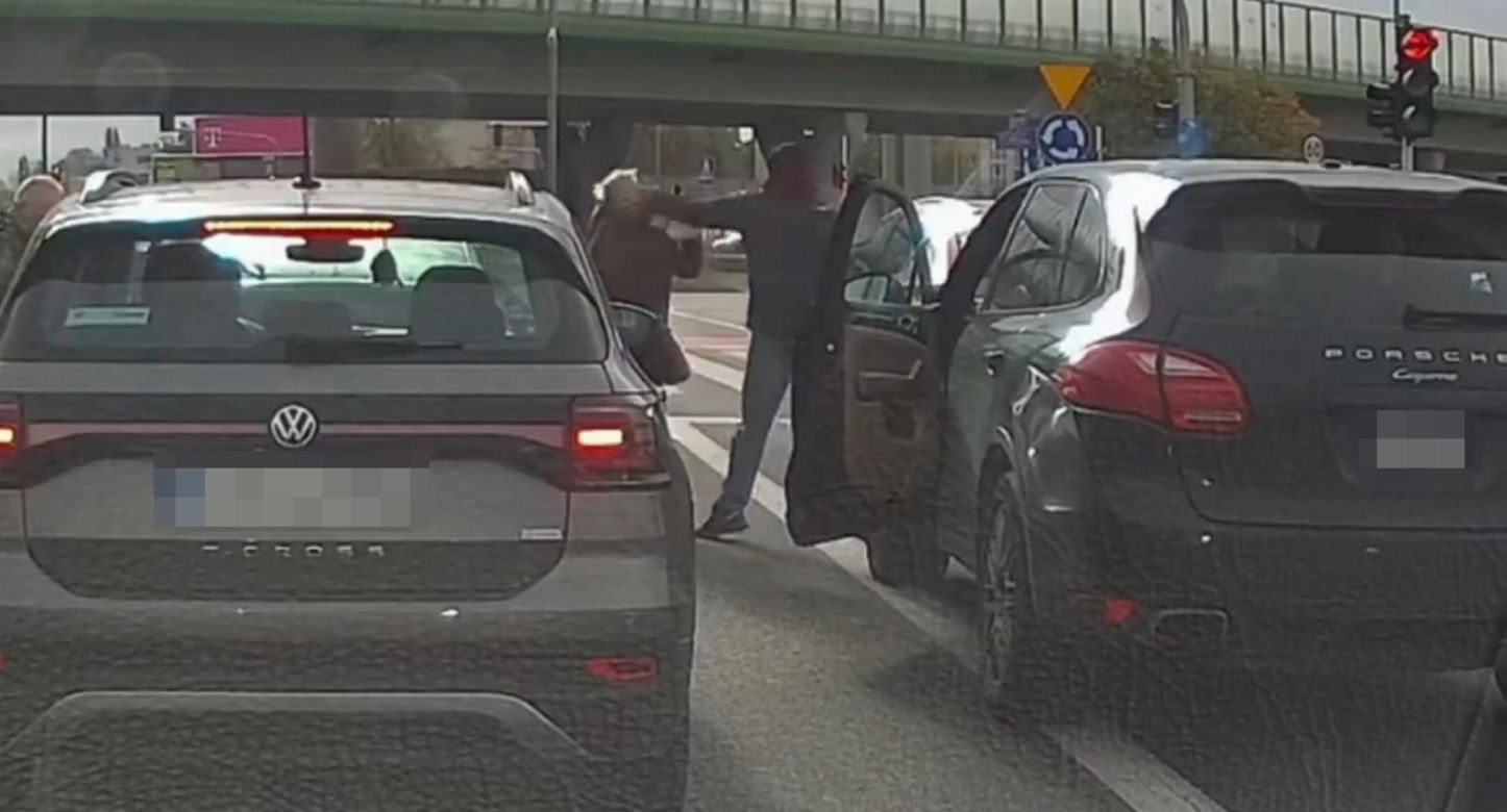 Kierowca Porsche zaatakował starszą kobietę. Chwilę potem uciekł spod świateł