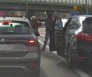 Kierowca Porsche zaatakował starszą kobietę. Chwilę potem uciekł spod świateł
