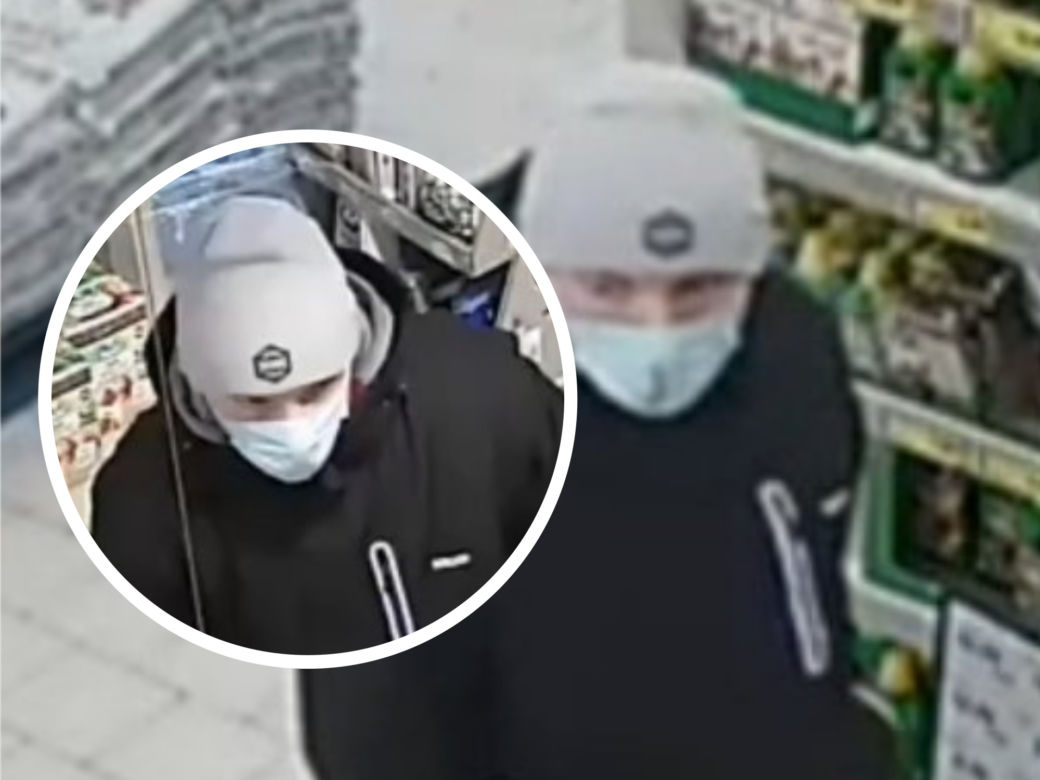 Opluł i skopał ekspedientkę. Tego mężczyzny szuka policja z Bydgoszczy