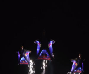 Ludzie-perseidy z Red Bull Skydive Team przelecieli nad Warszawą