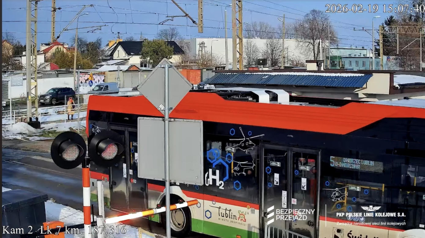 Autobus utknął na przejeździe kolejowym