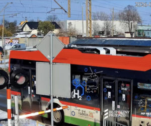 Autobus utknął na przejeździe kolejowym