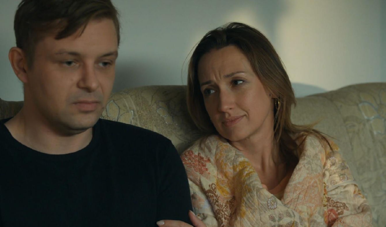 Barwy szczęścia odcinek 3017. Hubert (Marek Molak), Asia (Anna Gzyra)