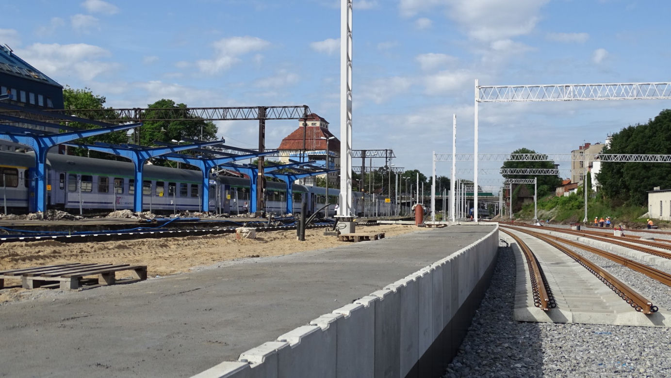 Tak zmienia się stacja PKP Olsztyn Główny. Rośnie konstrukcja nowego peronu, przybywa nowych torów [ZDJĘCIA]
