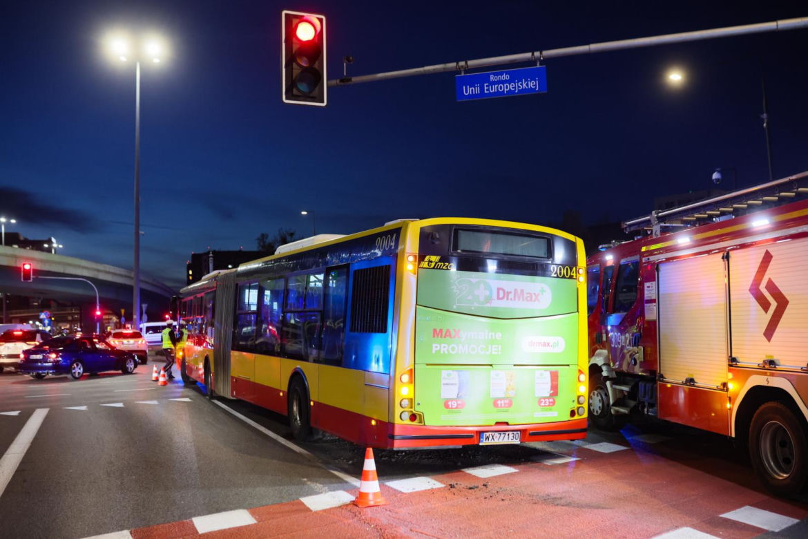 Wypadek z udziałem autobusu i ciężarówki w Warszawie (23.10.2025)