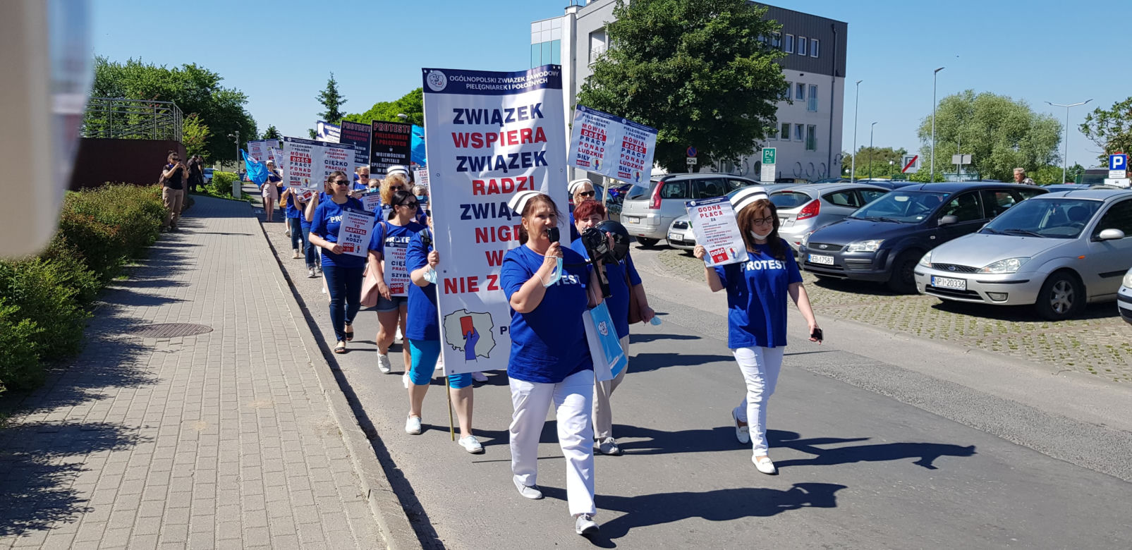 Strajk pielęgniarek i położnych w Olsztynie. Relacja z protestu [ZDJĘCIA]