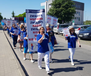 Strajk pielęgniarek i położnych w Olsztynie. Relacja z protestu [ZDJĘCIA]