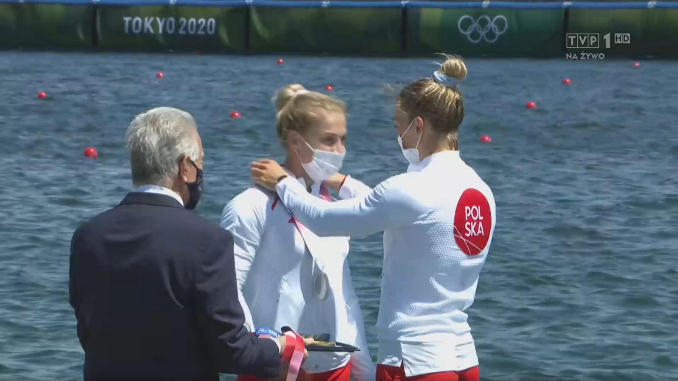 Karolina Naja i Anna Puławska z medalem