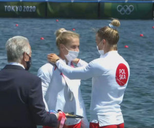 Karolina Naja i Anna Puławska z medalem