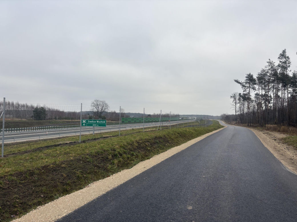 Na autostradzie A2 na wschód od Warszawy prace idą pełną parą, zarówno w dzień, jak i po zmroku
