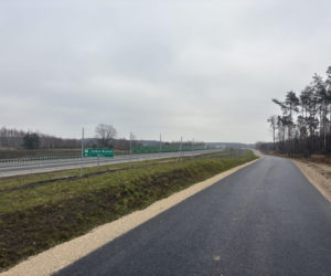 Na autostradzie A2 na wschód od Warszawy prace idą pełną parą, zarówno w dzień, jak i po zmroku