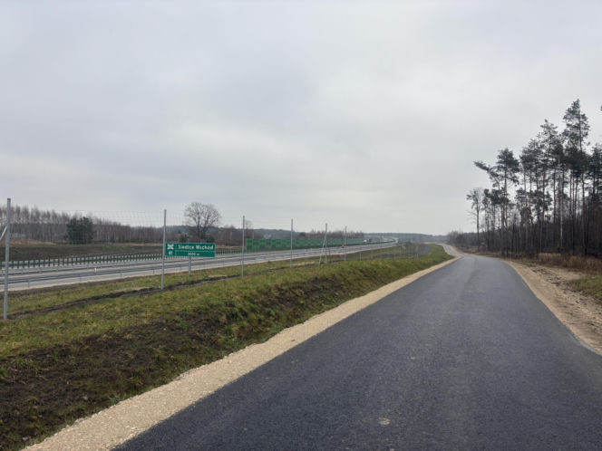 Na autostradzie A2 na wschód od Warszawy prace idą pełną parą, zarówno w dzień, jak i po zmroku