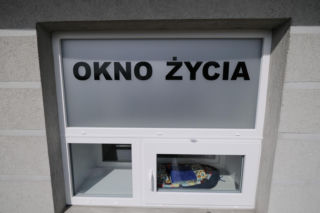 Dwumiesięczna dziewczynka znaleziona w Oknie Życia w Białymstoku
