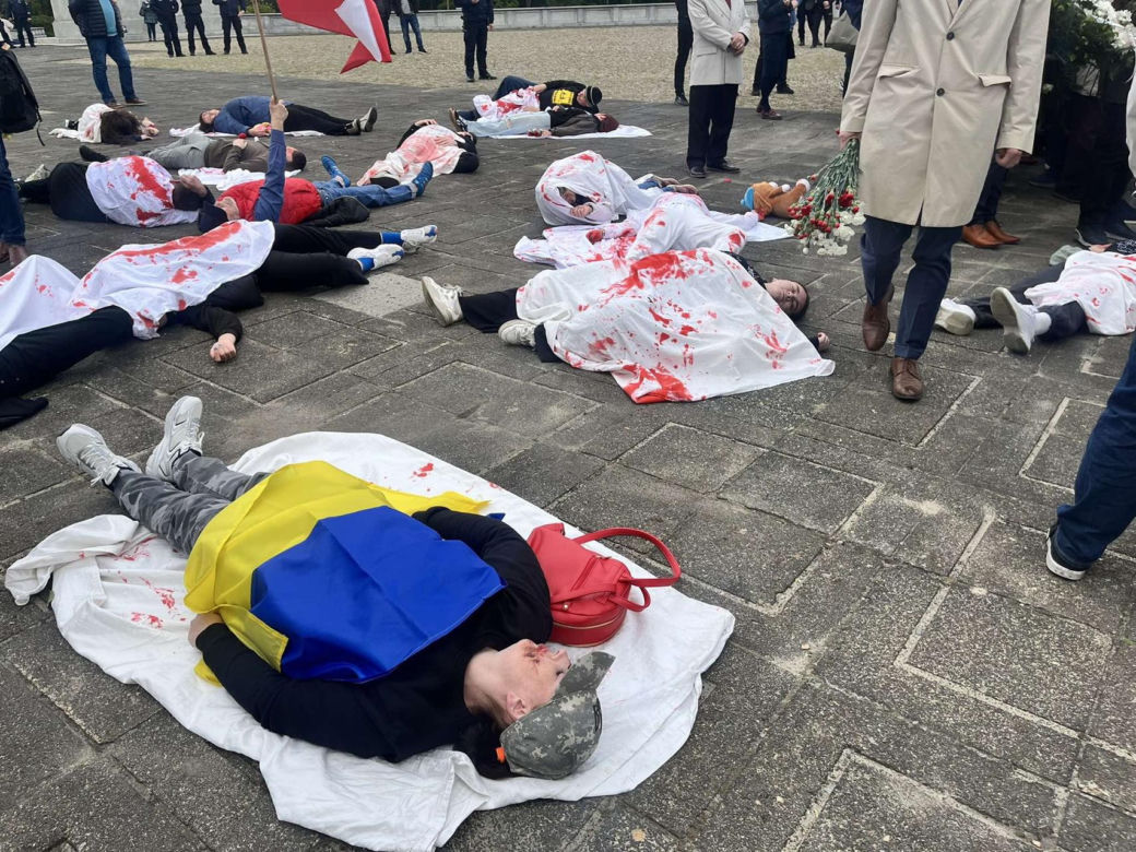 Antywojenny protest na Cmentarzu Żołnierzy Radzieckich w Warszawie