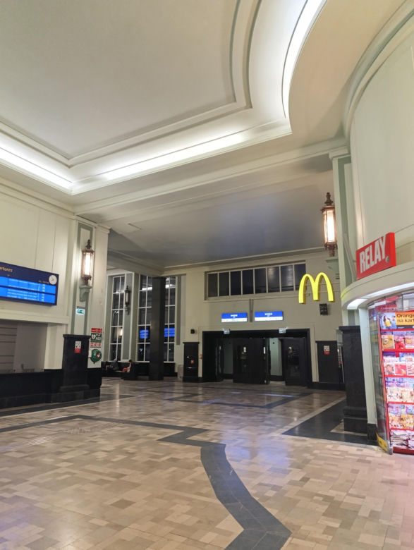 Mc Donald's  w Gdyni w historycznym wnętrzu