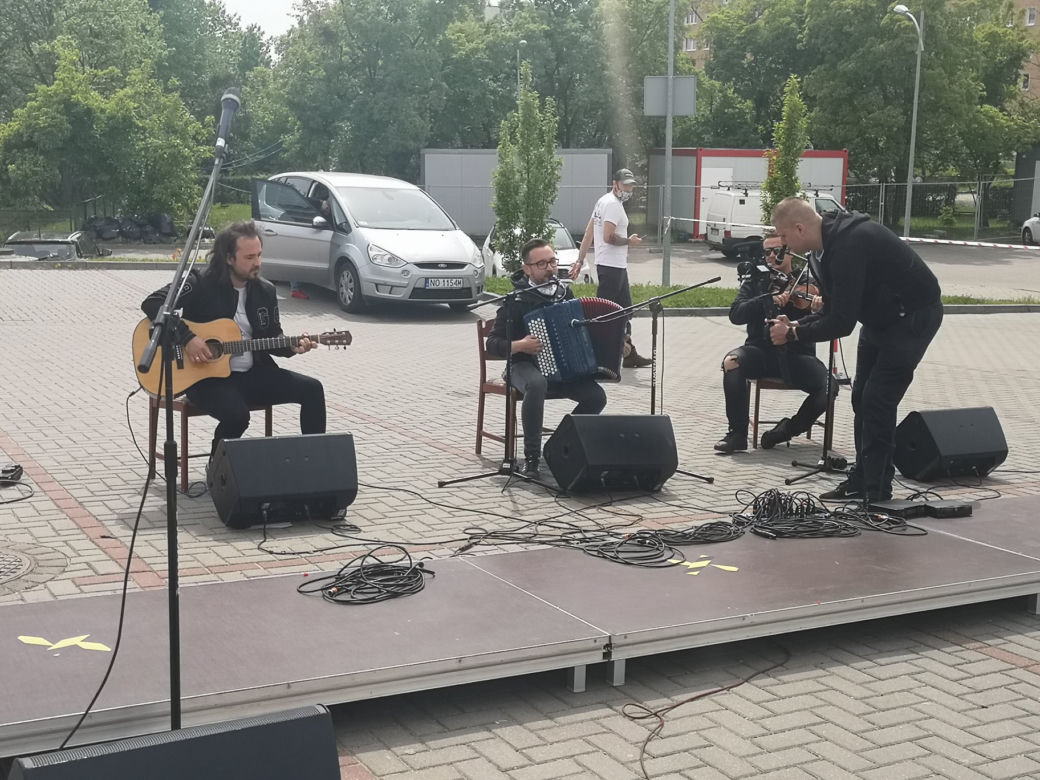 Koncert na parkingu Szpitala Dziecięcego w Olsztynie