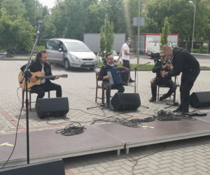Koncert na parkingu Szpitala Dziecięcego w Olsztynie