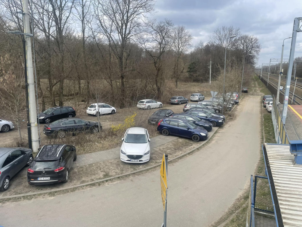 "Park & Gumofilce" - parking na dziko przy stacji PKP Warszawa Płudy (31.03.2025)