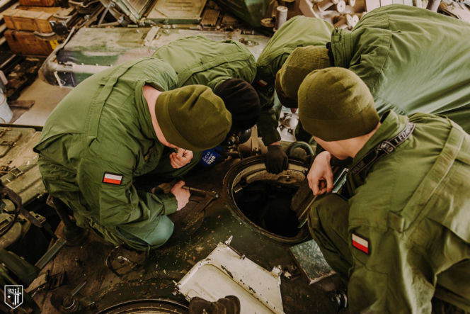"Zawiszacy" za sterami legendy. Nowi kierowcy czołgów PT-91 w 15. Brygadzie