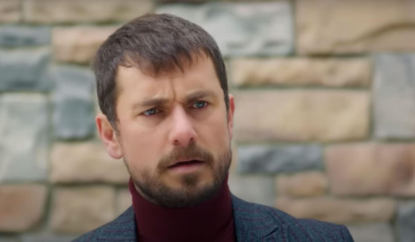 Ege oświadczy się Melis i pomoże Bulentowi, który wda się w bójkę.