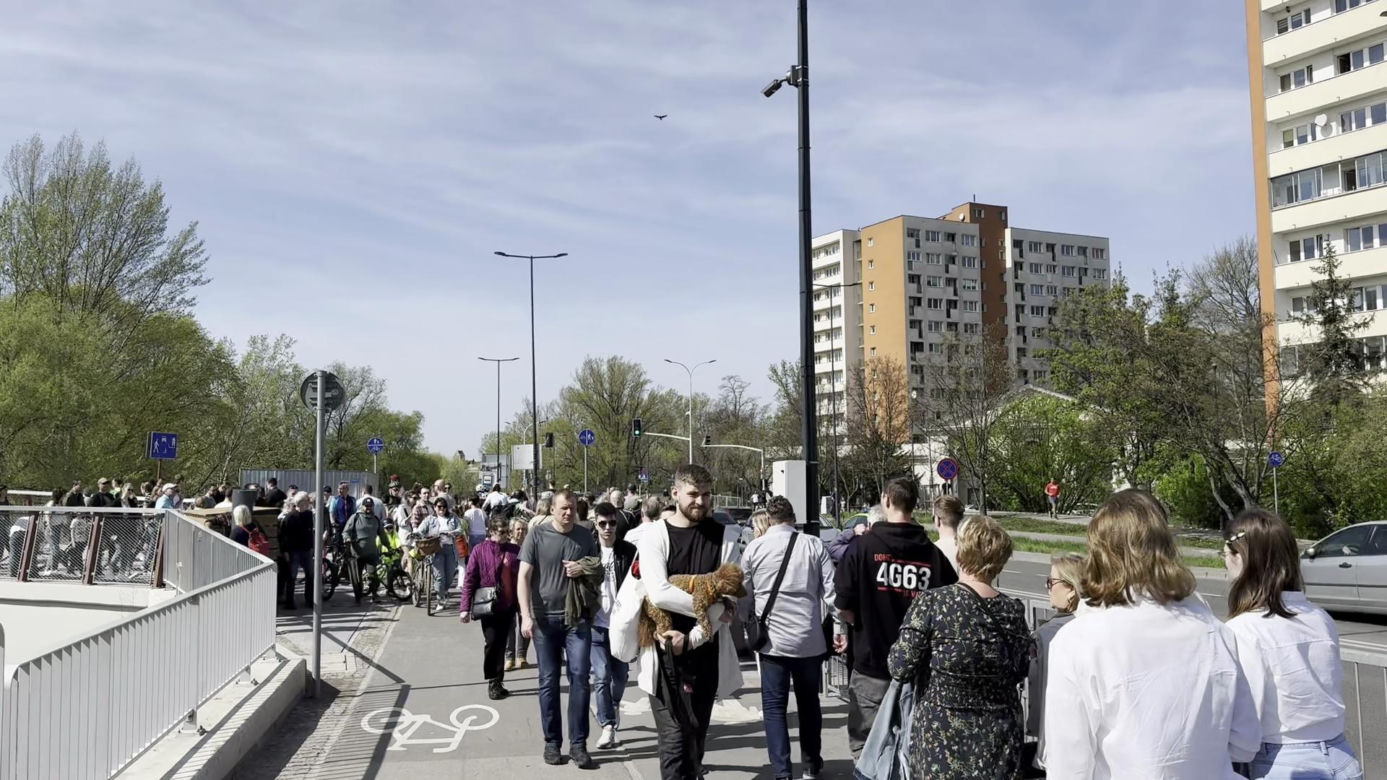 Tłumy na nowym moście pieszo-rowerowym. Kolizje z rowerzystami 