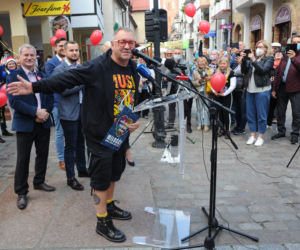 Jerzy Owsiak odłonił w Kołobrzegu figurkę poświęconą WOŚP