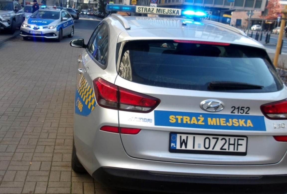 Radiowozy na miejscu zdarzenia 