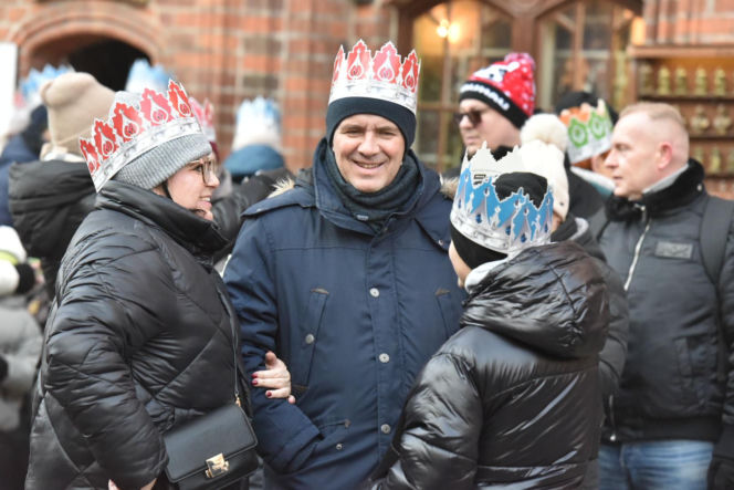 Orszak Trzech Króli 2026 w Toruniu. Zdjęcia z samego serca starówki