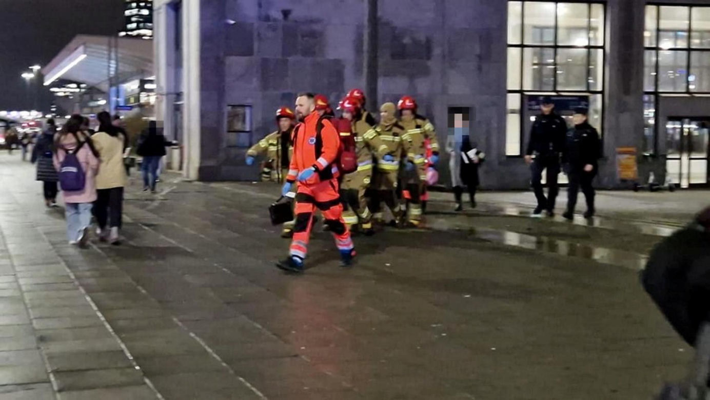  Dramat w centrum. Pieszy wpadł pod rozpędzony pociąg. W stanie krytycznym trafił do szpitala