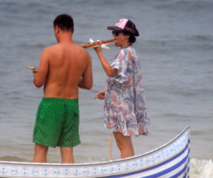 KATARZYNA CICHOPEK Z RODZINĄ NA PLAŻY