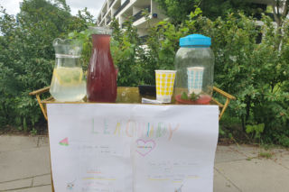 Sprzedają lemoniadę i zbierają pieniądze na schronisko! Te dziewczyny mają powera! 