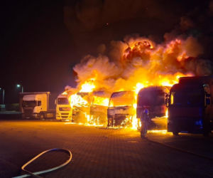 Pożar w Paniówkach. Paliły się ciężarówki na parkingu