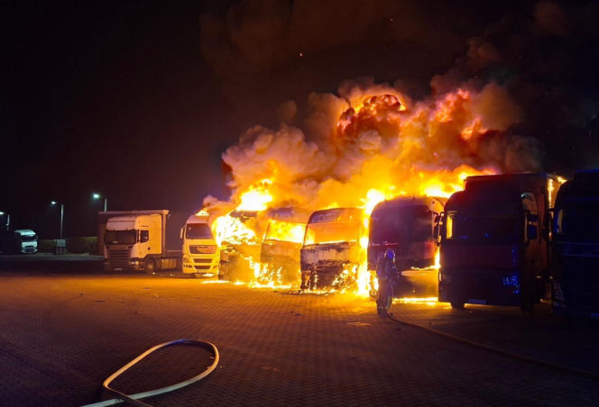 Pożar w Paniówkach. Paliły się ciężarówki na parkingu