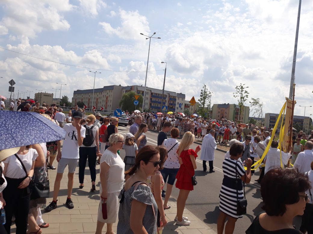 Białystok. Boże Ciało 2019. Wspólna procesja dwóch parafii: św. Jadwigi i NMP z Guadalupe